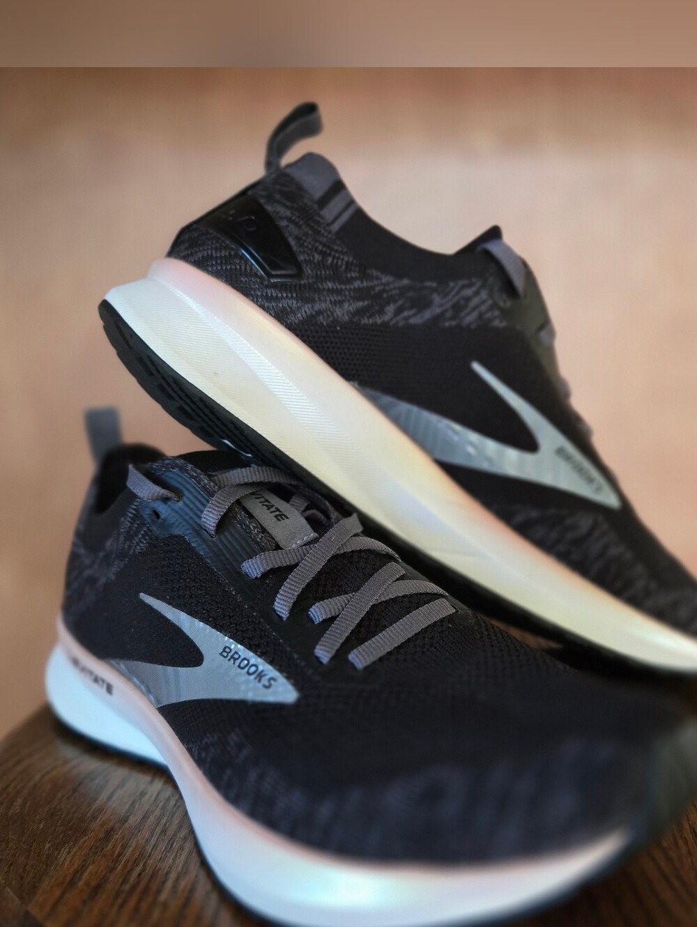 Like New! Brooks Levitate 4 DNA AMP Fit-Knit Metallic Rose Gold Running Trainer